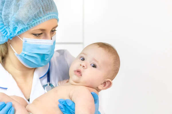Μωρό Εξετάζεται Από Παιδίατρο Στο Νοσοκομείο Επιλεκτική Εστίαση Άνθρωποι — Φωτογραφία Αρχείου