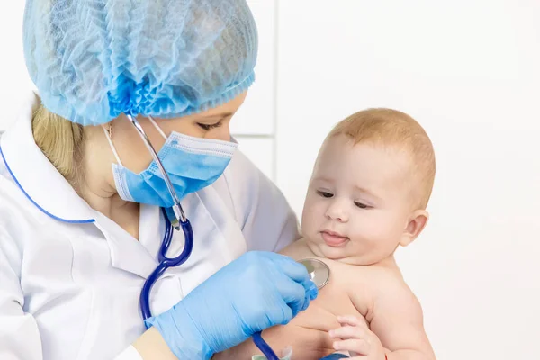 Medico Ascolta Bambino Con Uno Stetoscopio Concentrazione Selettiva Persone — Foto Stock