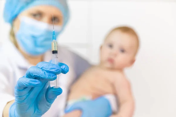 Вакцинация Ребенка Врачом Больнице Выборочный Фокус Медицина — стоковое фото