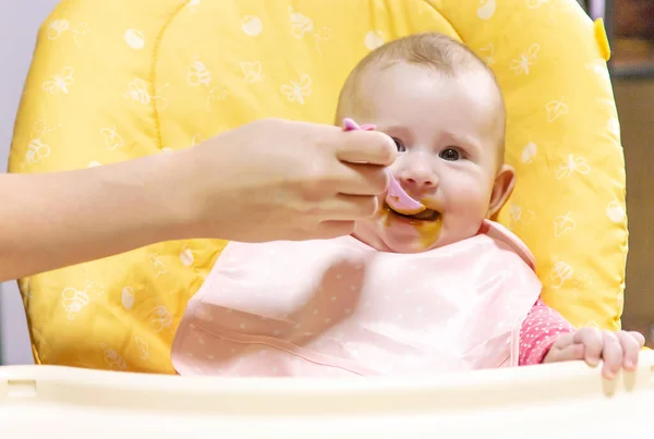 Mamma Nutre Bambino Con Purea Verdure Concentrazione Selettiva Alimenti — Foto Stock