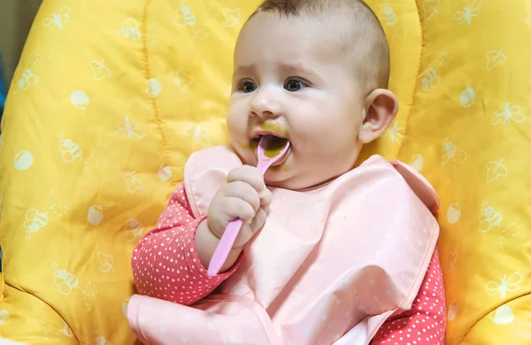 Bambino Sta Mangiando Purea Verdure Concentrazione Selettiva Alimenti — Foto Stock