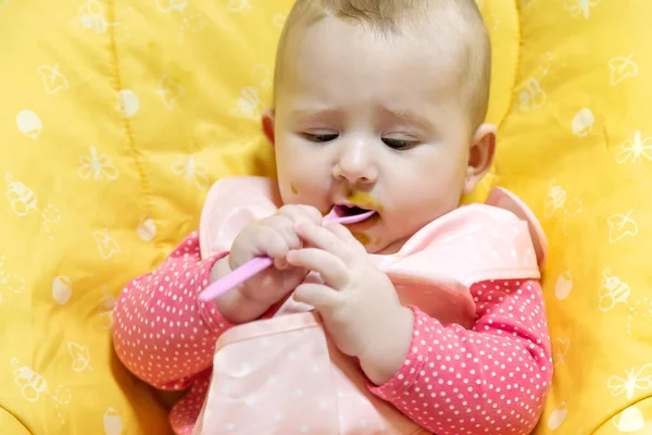 아기는 퍼리를 먹습니다 선택적 집중입니다 — 스톡 사진