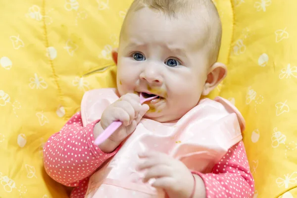 Bebé Está Comiendo Puré Verduras Enfoque Selectivo Comida — Foto de Stock