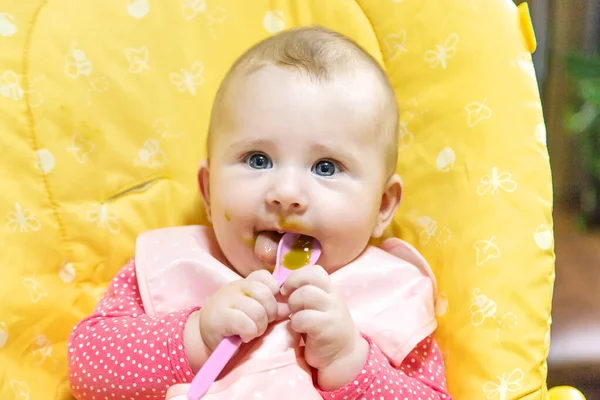 Bambino Sta Mangiando Purea Verdure Concentrazione Selettiva Alimenti — Foto Stock