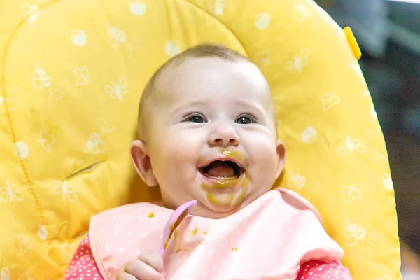Bambino Sta Mangiando Purea Verdure Concentrazione Selettiva Alimenti — Foto Stock