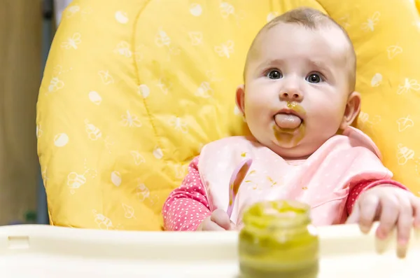 Bebé Está Comiendo Puré Verduras Enfoque Selectivo Comida —  Fotos de Stock