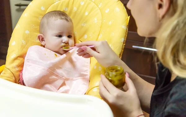 Mamá Alimenta Bebé Con Puré Verduras Enfoque Selectivo Comida — Foto de Stock