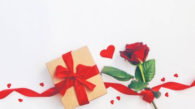 Kırmızı arka planda bir hediye. Seçici odaklanma. Tatil.