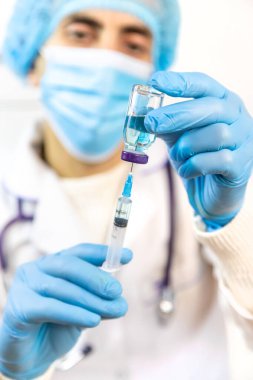 Şırıngayı ilaçla dolduran doktor, yakın çekim. Aşı ve bağışıklık. Seçici odaklanma. Aşı.