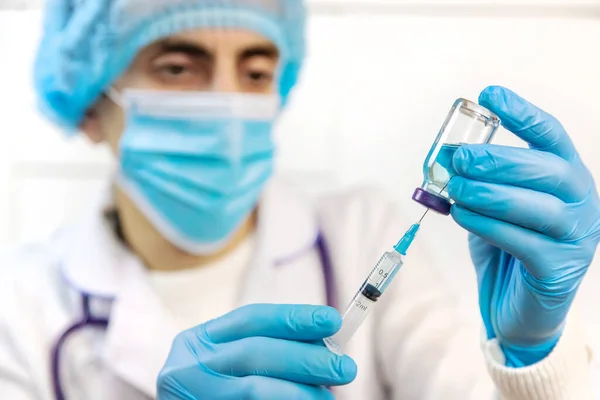 Лікар Наповнює Шприц Ліками Крупним Планом Вакцинація Імунізація Вибірковий Фокус — стокове фото