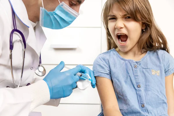 Εμβολιασμός Παιδιών Χειροκίνητη Ένεση Viborochniy Εστίαση Άνθρωποι — Φωτογραφία Αρχείου