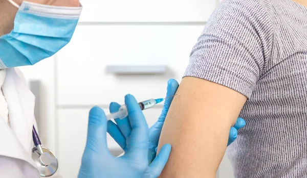 Die Impfung Der Menschen Handspritze Menschen Mit Selektivem Fokus — Stockfoto
