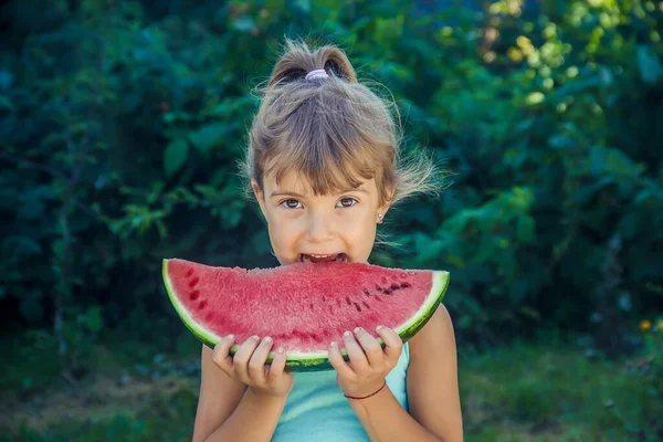 Barnet Äter Vattenmelon Sommaren Selektivt Fokus Människor — Stockfoto