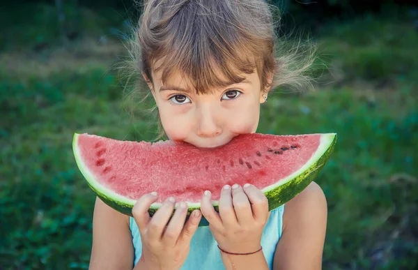 Het Kind Eet Zomer Watermeloen Selectieve Focus Mensen — Stockfoto