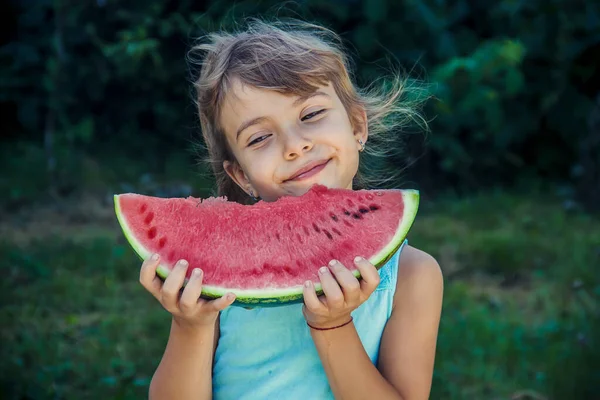 Het Kind Eet Zomer Watermeloen Selectieve Focus Mensen — Stockfoto