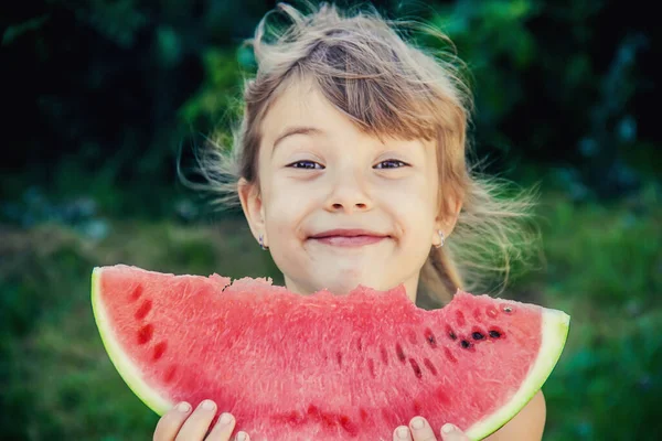 Het Kind Eet Zomer Watermeloen Selectieve Focus Mensen — Stockfoto