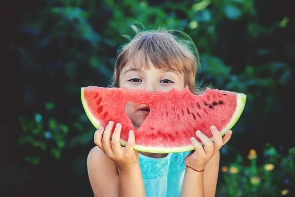 Het Kind Eet Zomer Watermeloen Selectieve Focus Mensen — Stockfoto