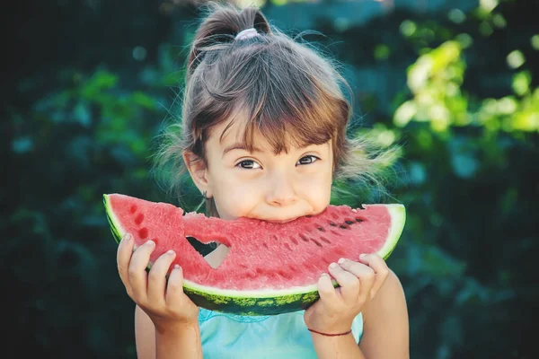 Het Kind Eet Zomer Watermeloen Selectieve Focus Mensen — Stockfoto