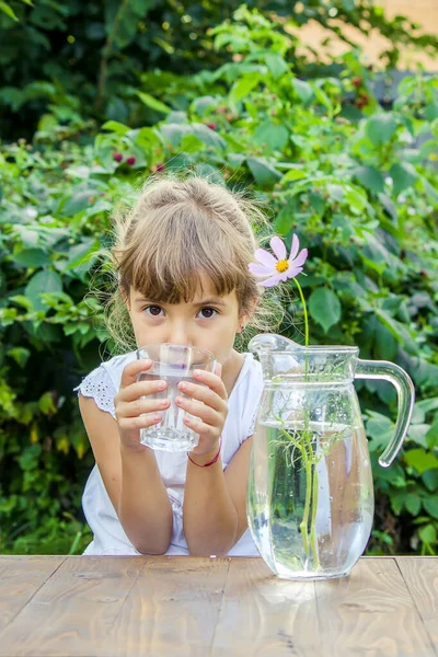 Anak Itu Minum Air Bersih Musim Panas Fokus Selektif Orang — Stok Foto