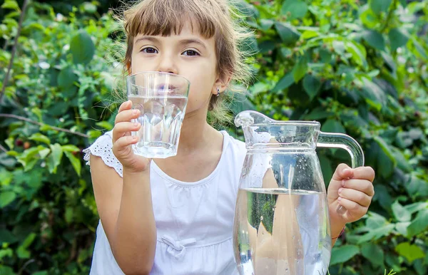 Het Kind Drinkt Schoon Water Zomer Selectieve Focus Mensen — Stockfoto