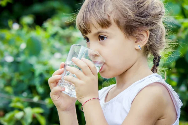 Ребёнок Пьёт Чистую Воду Летом Выборочный Фокус Люди — стоковое фото