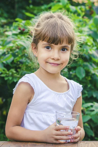 Niño Bebe Agua Limpia Verano Enfoque Selectivo Gente — Foto de Stock