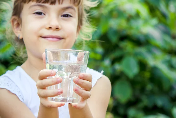 Het Kind Drinkt Schoon Water Zomer Selectieve Focus Mensen — Stockfoto
