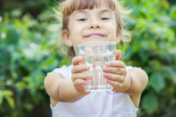 Het Kind Drinkt Schoon Water Zomer Selectieve Focus Mensen — Stockfoto