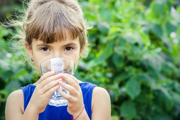 Enfant Boit Eau Propre Été Concentration Sélective Les Gens — Photo