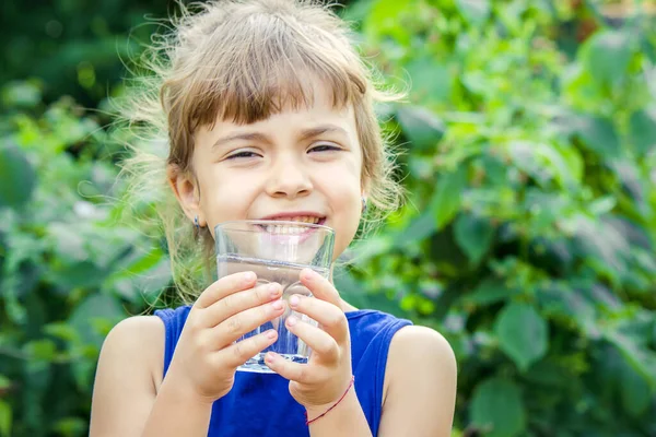 Niño Bebe Agua Limpia Verano Enfoque Selectivo Gente — Foto de Stock