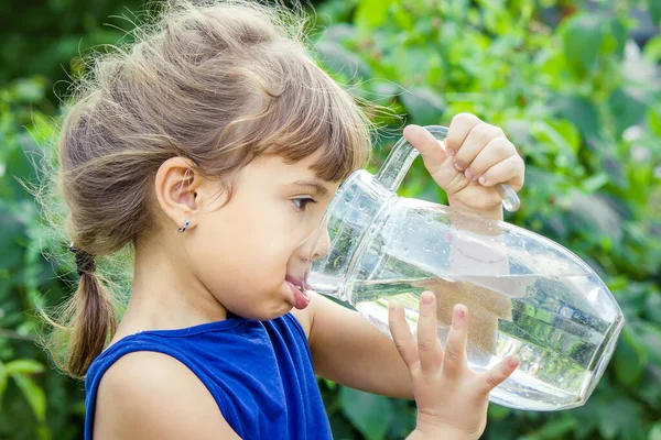 Het Kind Drinkt Schoon Water Zomer Selectieve Focus Mensen — Stockfoto