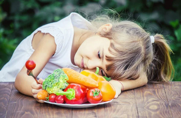 Niño Come Verduras Verano Enfoque Selectivo Gente — Foto de Stock