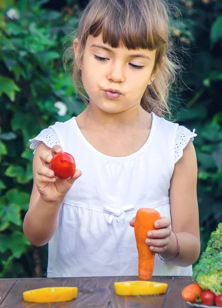 Bambino Mangia Verdure Estate Concentrazione Selettiva Persone — Foto Stock