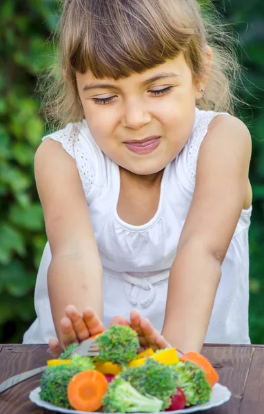 Dítě Létě Zeleninu Selektivní Soustředění Lidé — Stock fotografie