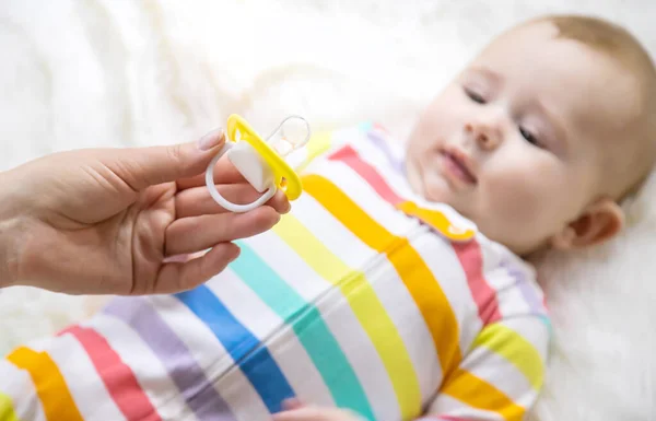 Moeder Geeft Baby Een Fopspeen Selectieve Focus Kind — Stockfoto