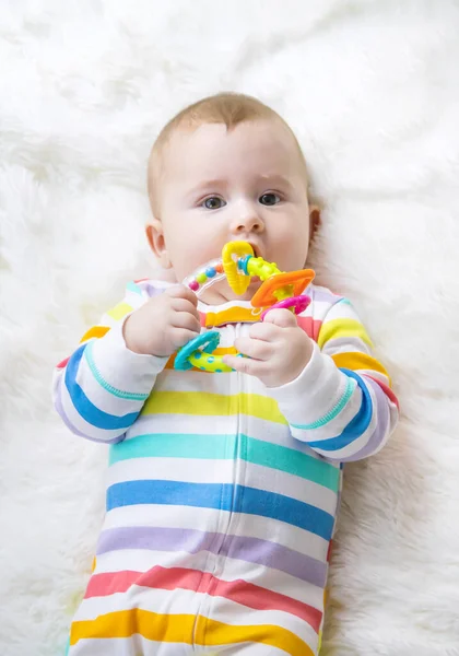 Moeder Geeft Een Rammelaar Aan Baby Selectieve Focus Kind — Stockfoto