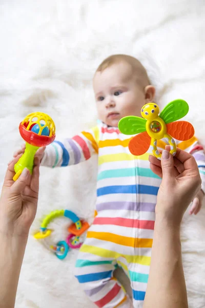 Moeder Geeft Een Rammelaar Aan Baby Selectieve Focus Kind — Stockfoto