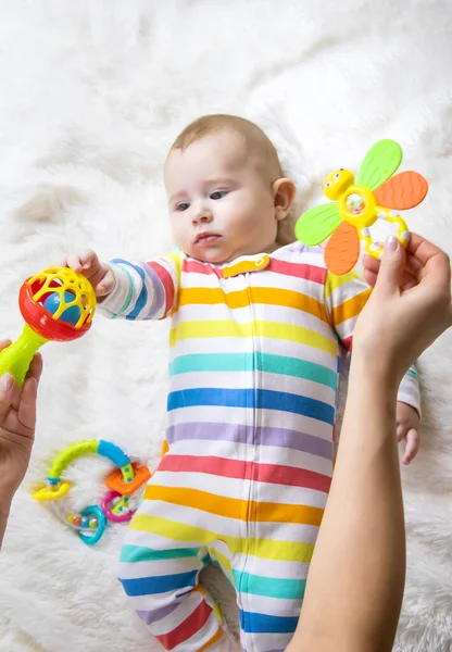 Moeder Geeft Een Rammelaar Aan Baby Selectieve Focus Kind — Stockfoto