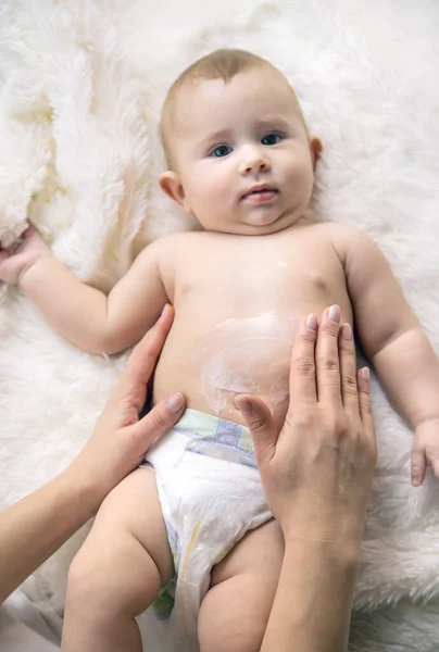 Moeder Doet Slagroom Kleine Baby Selectieve Focus Kind — Stockfoto
