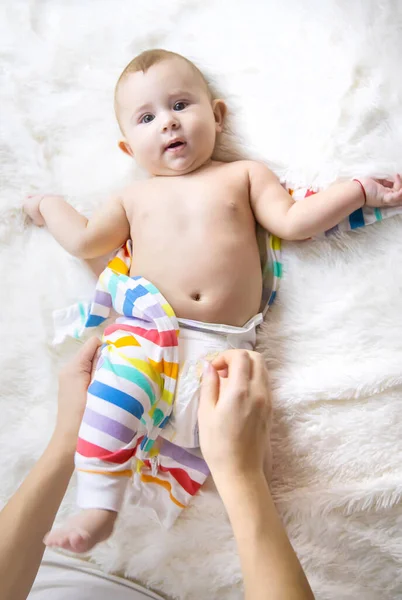 Moeder Kleedt Haar Kleine Baby Selectieve Focus Kind — Stockfoto