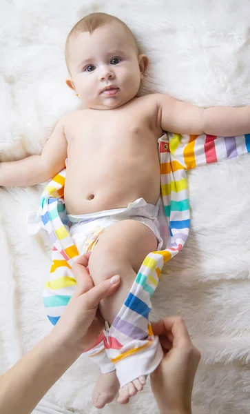Moeder Kleedt Haar Kleine Baby Selectieve Focus Kind — Stockfoto