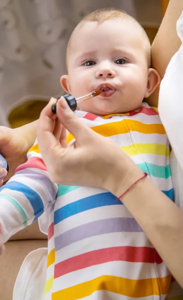 Madre Medicina Para Cólico Bebé Enfoque Selectivo Niño — Foto de Stock