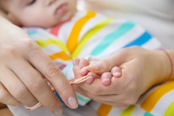 Μητέρα Κόβει Νύχια Του Μωρού Επιλεκτική Εστίαση Παιδί — Φωτογραφία Αρχείου