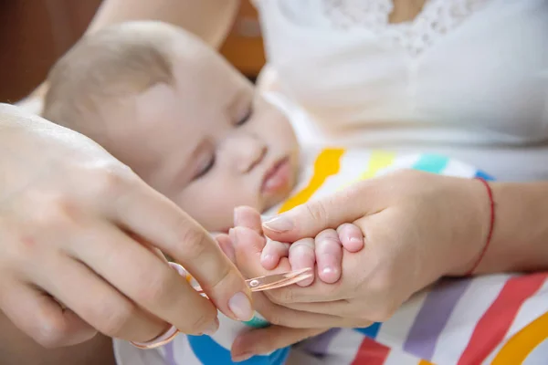 Μητέρα Κόβει Νύχια Του Μωρού Επιλεκτική Εστίαση Παιδί — Φωτογραφία Αρχείου