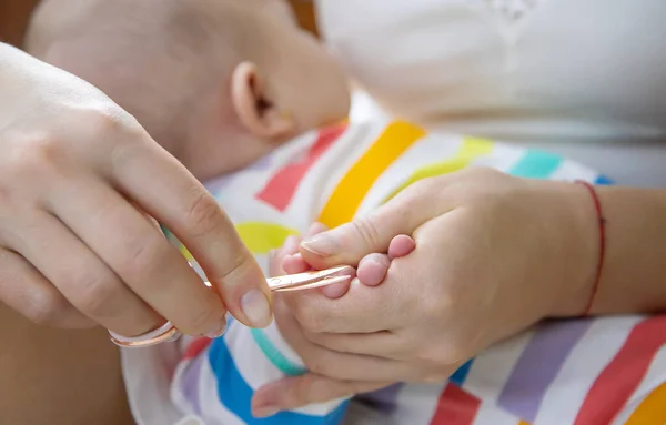 Mamá Corta Las Uñas Bebé Enfoque Selectivo Niño — Foto de Stock