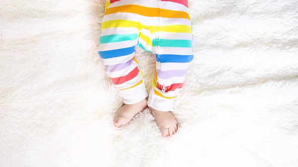 Pés Bebê Uma Cama Fundo Branco Foco Seletivo Criança — Fotografia de Stock