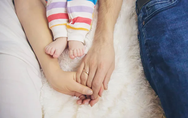 Piedi Bambino Genitori Sul Letto Concentrazione Selettiva Bambino — Foto Stock