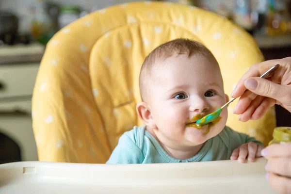 Bebé Está Comer Puré Brócolis Foco Seletivo Pessoas — Fotografia de Stock