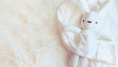 Genç ve yeni doğanlar için giysi. Seçici odaklanma. Doğa.