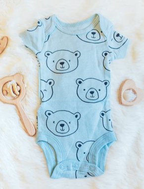 Genç ve yeni doğanlar için giysi. Seçici odaklanma. Doğa.